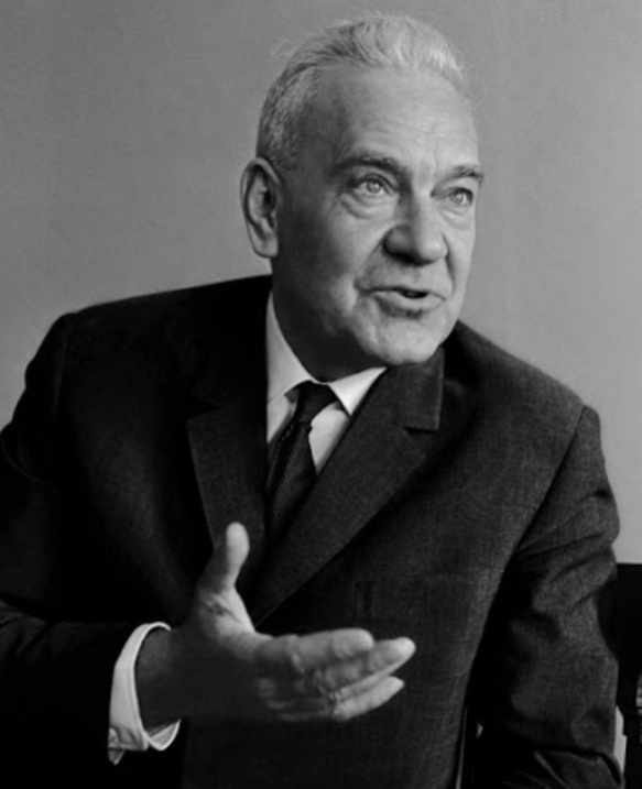 На фото не тот врач, с которым я говорил. Все дело в том, что старый доктор уже давно не любит фотографироваться.