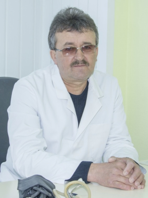 На фото не тот врач, с которым я говорил. Все дело в том, что старый доктор уже давно не любит фотографироваться.
