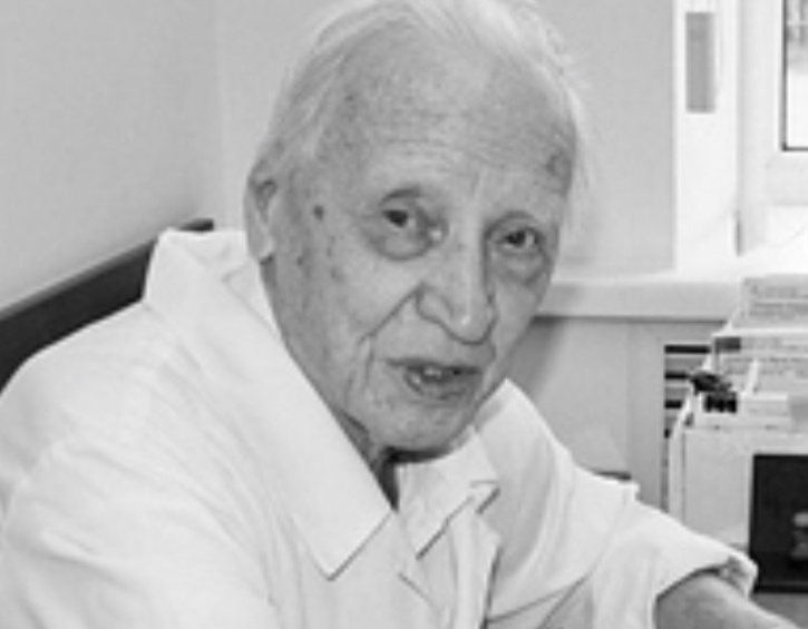 На фото не тот врач, с которым я говорил. Все дело в том, что старый доктор уже давно не любит фотографироваться.