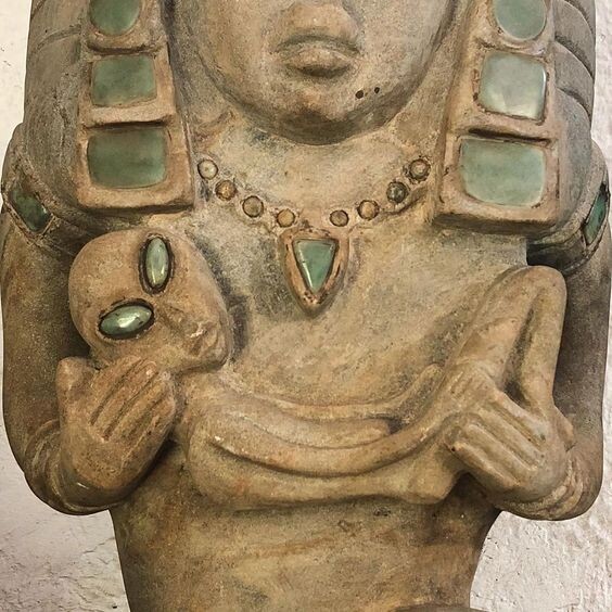 Часто можно было встретить рисунки и статуи инопланетян