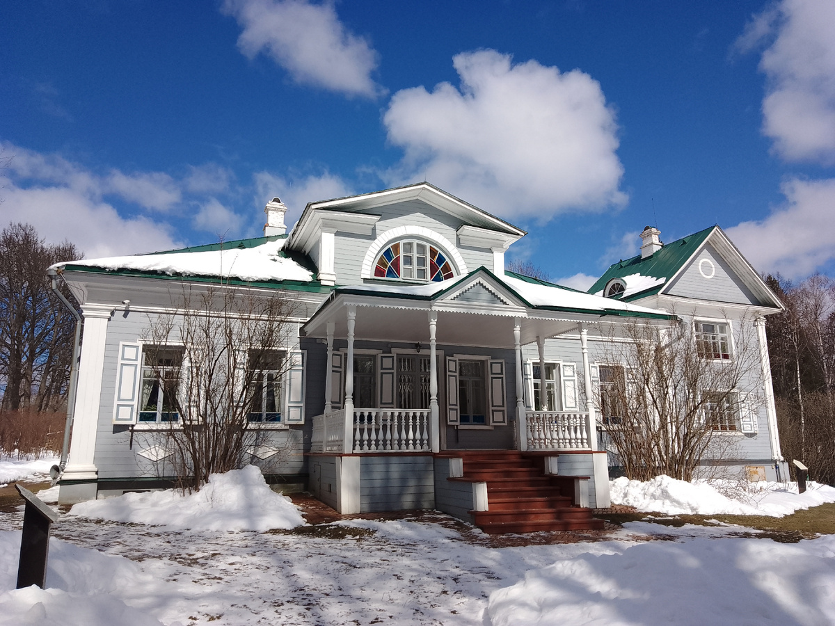 Витраж в мезонине - изюминка особняка.