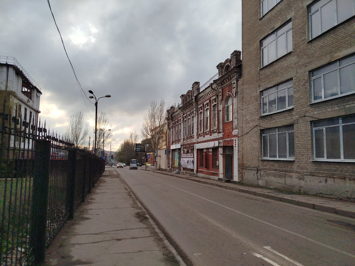 Архитектура начала XX века соседствует с архитектурой 50 - 70 годов XX века.