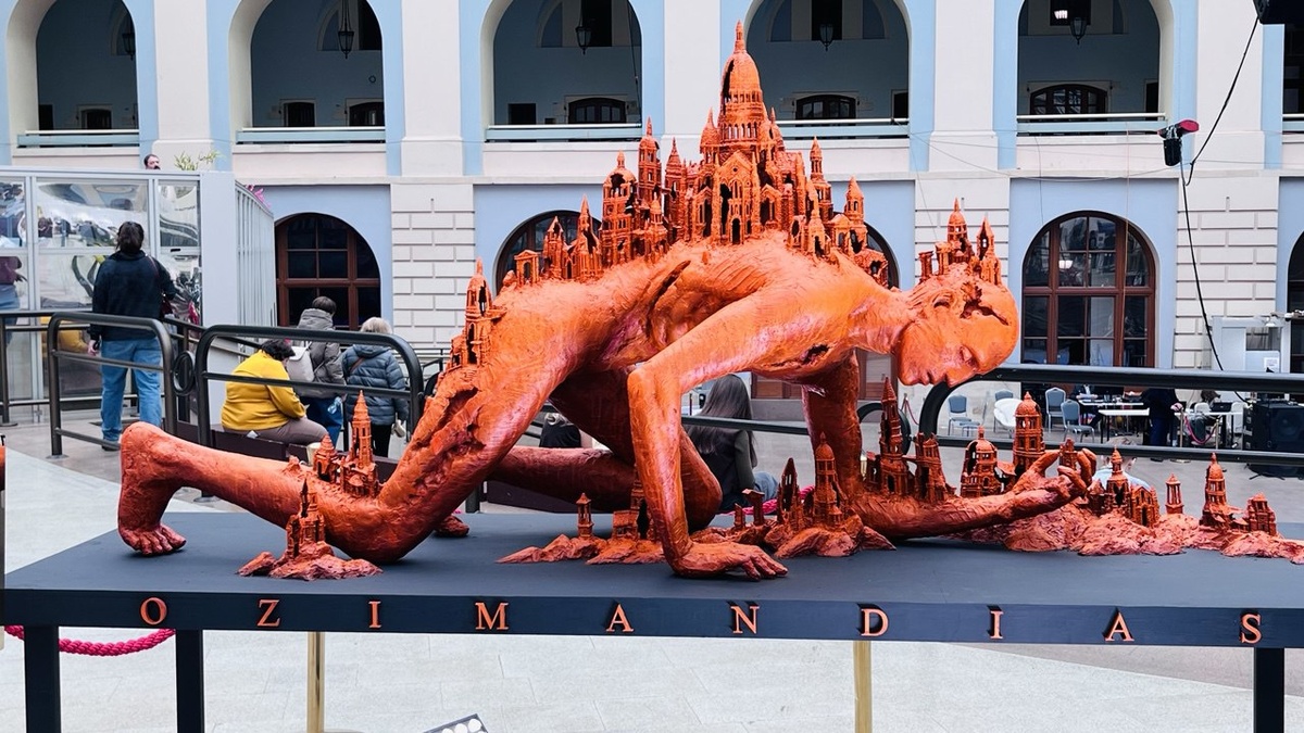 Композиция называется "Озимандия", смешанная техника, автор Лев Кожин.