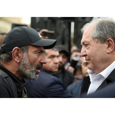 Не исключено, что подробности подготовки той спецоперации потомки обнаружат в рассекреченных архивах ЦРУ и британских спецслужб через 15-20 лет. О том, что 4-й президент РА был агентом одной из этих спецслужб, говорилось задолго до его отставки. 21 апреля он не случайно пришел на главную площадь страны, зная наверняка, что его приход только усилит эффект "революции". Достаточно вспомнить выражение страха на его лице, которое зафиксировали кадры документальной хроники в тот момент, когда президент шел сквозь ряды на площади, чтобы понять: свежеиспеченный глава государства пришел на площадь не по доброй воле, а по заданию своих хозяев, которое не мог игнорировать…