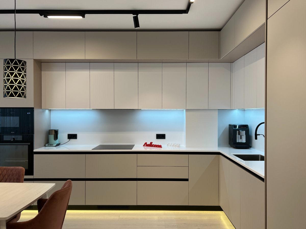 Угловая кухня с фасадами Kastamonu