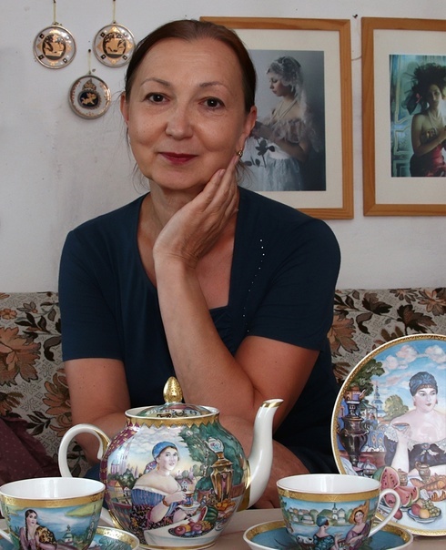 М.В. Андреева с чайным набором "Русская традиция". Основа росписи предметов - копии картин Б.М. Кустодиева. Конец "десятых" годов XXI-го века. Фото взято отсюда: https://vk.com/wall-220805800_790 .