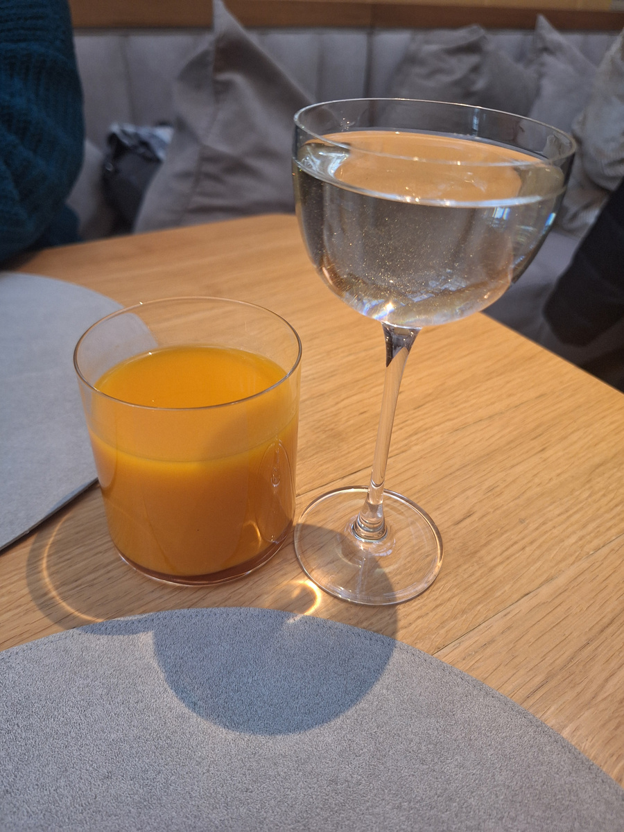 Коктейль "Весы" - 790 руб. и Морс облепиха и имбирь - 320 руб.