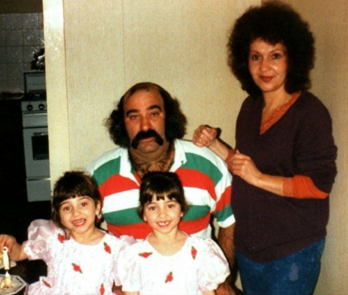 Анна и Люси со своими родителями. Ист: кадр из социальных сетейhttps://youtu.be/hYxUNYjxztQ?si=4ZojeID5Vw_j1QvQ