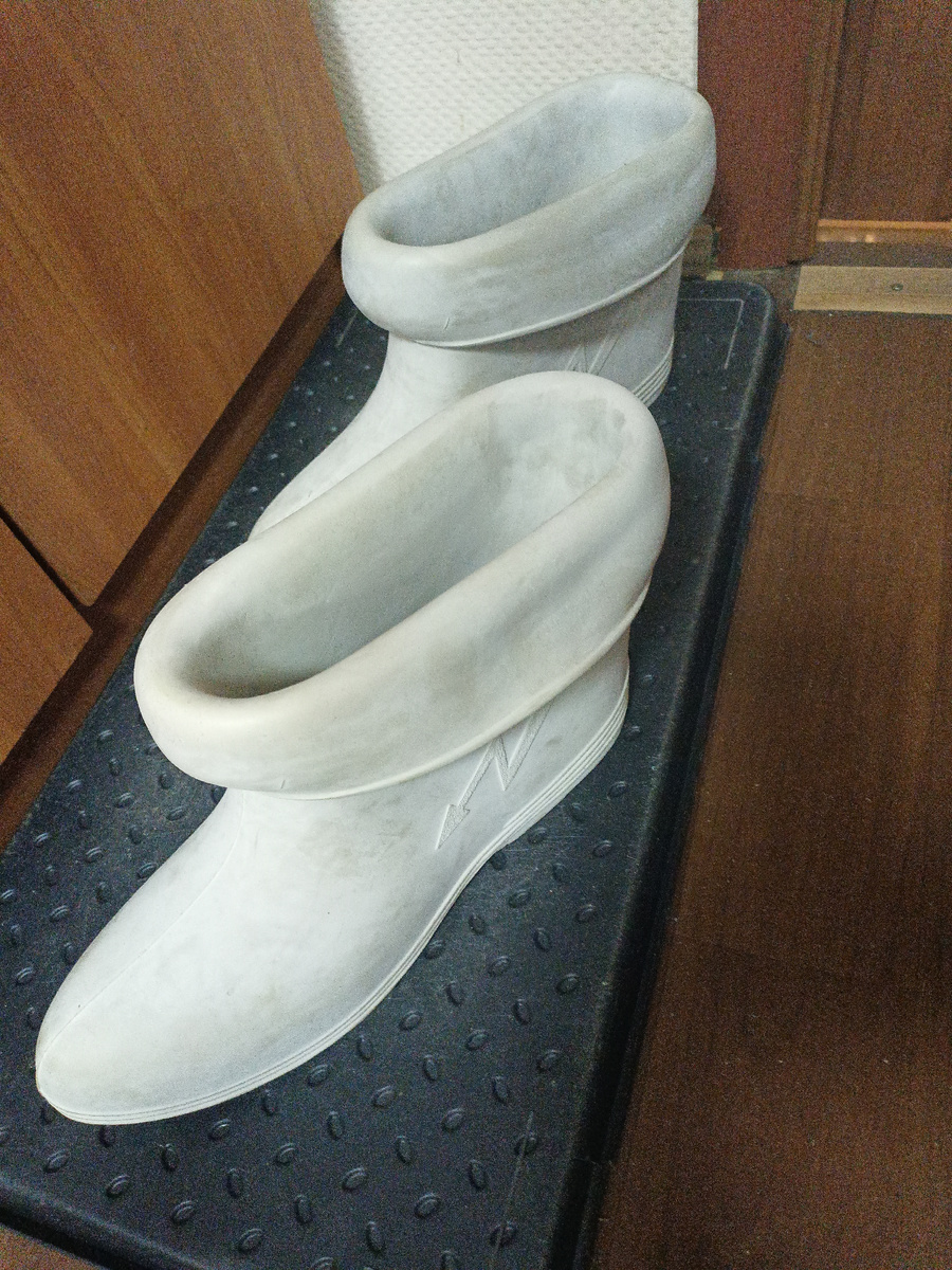 Фото автора. Это наши сапоги электрозащиты, также их удобно использовать на пожарах