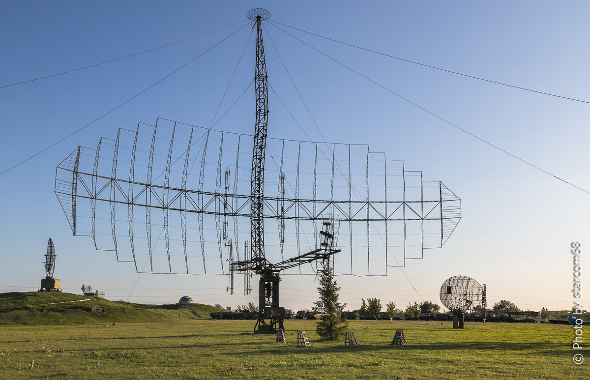 П-14 в коллекции Паркового комплекса истории техники имени К. Г. Сахарова в Тольятти. Справа предположительно антенна какой-то модификации НРЗ-4 "Пароль"