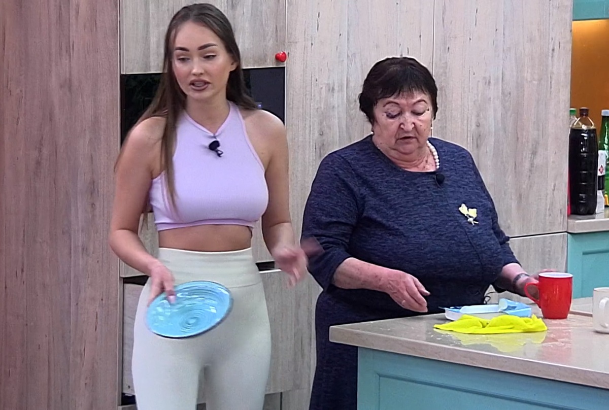 Вика Салибекова и Людмила Николаевна (фото из эфира на «Okko»)