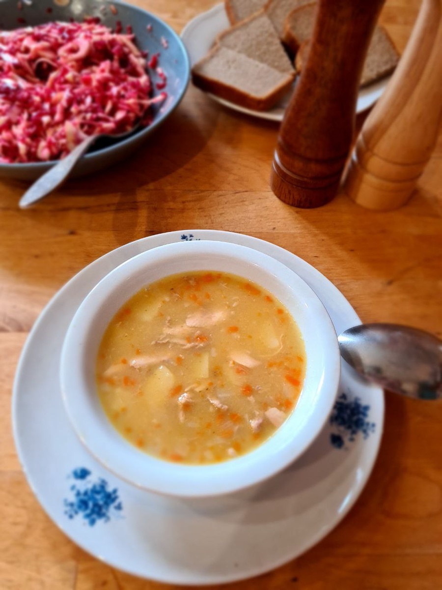 Супец гороховый с копчёным свиным боком. Фото из личного архива автора.