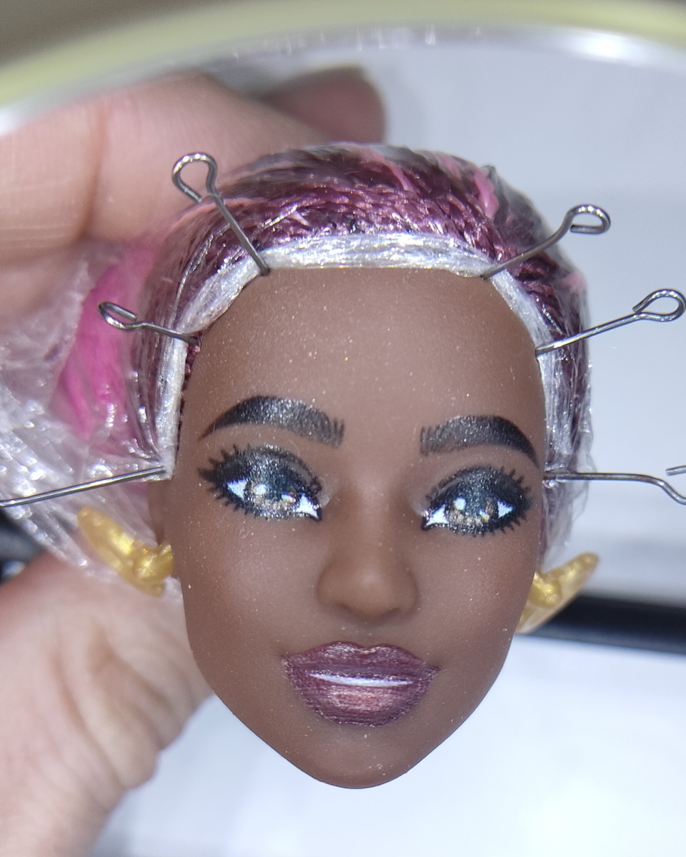 Через лупу с подсветкой 