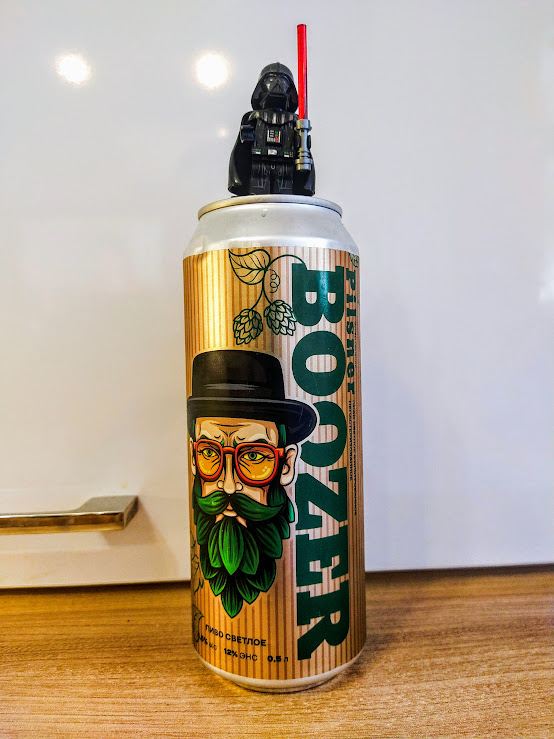 Хайзенберг в антибликовых очках. Видимо после банки пилса решил прокатится за рулем. Осуждаем)))