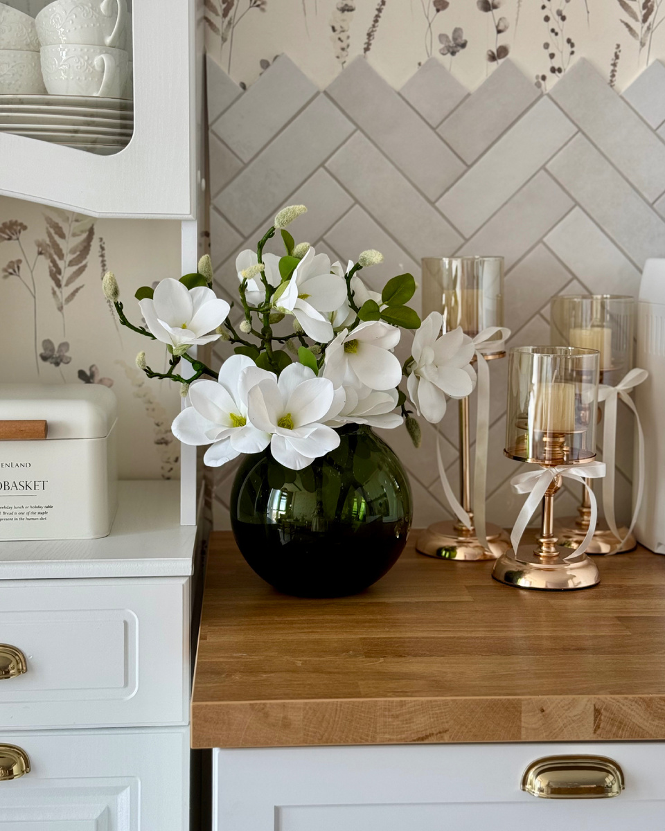 Магнолия в контрастной вазе.