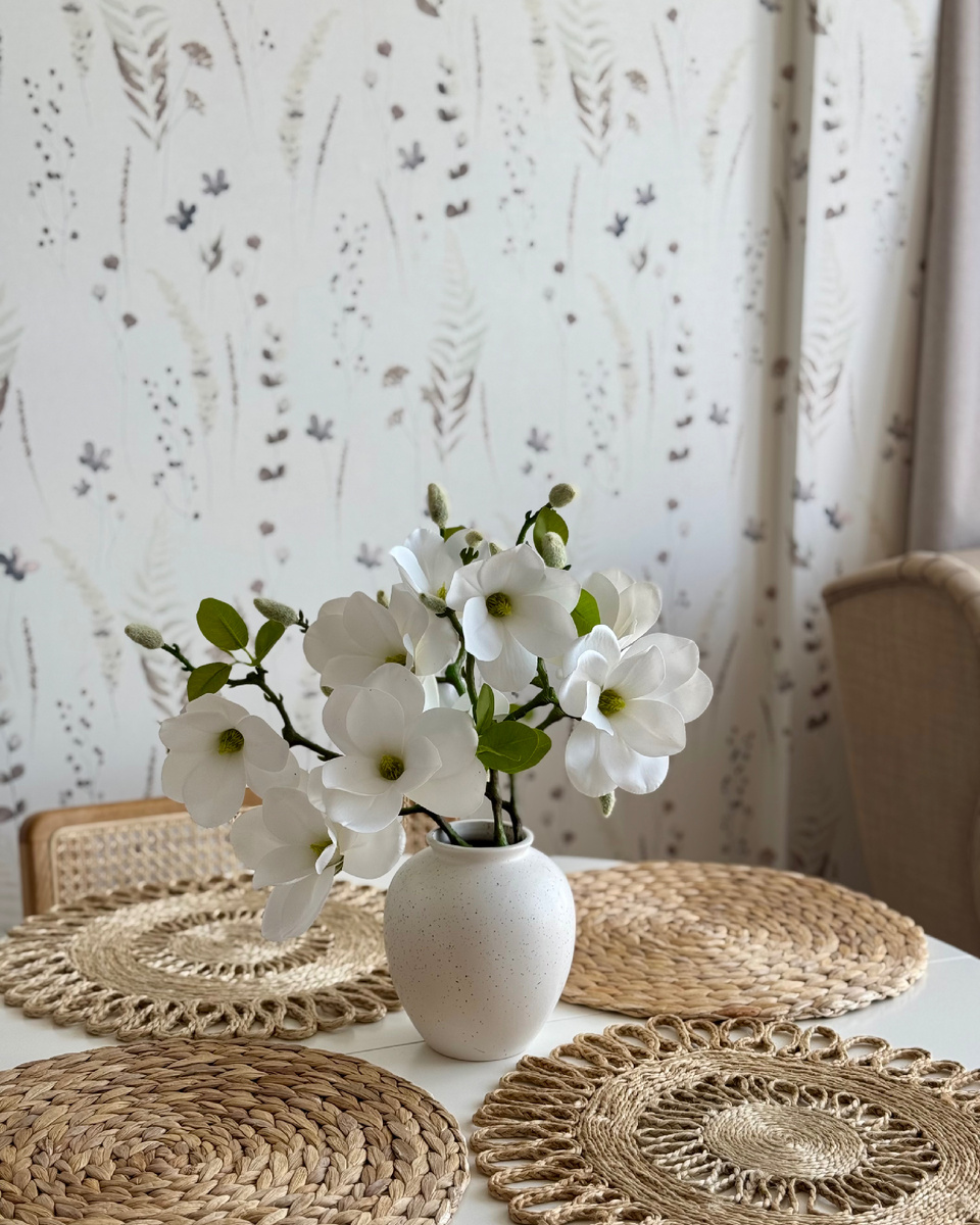 Магнолия в минималистичной вазе.