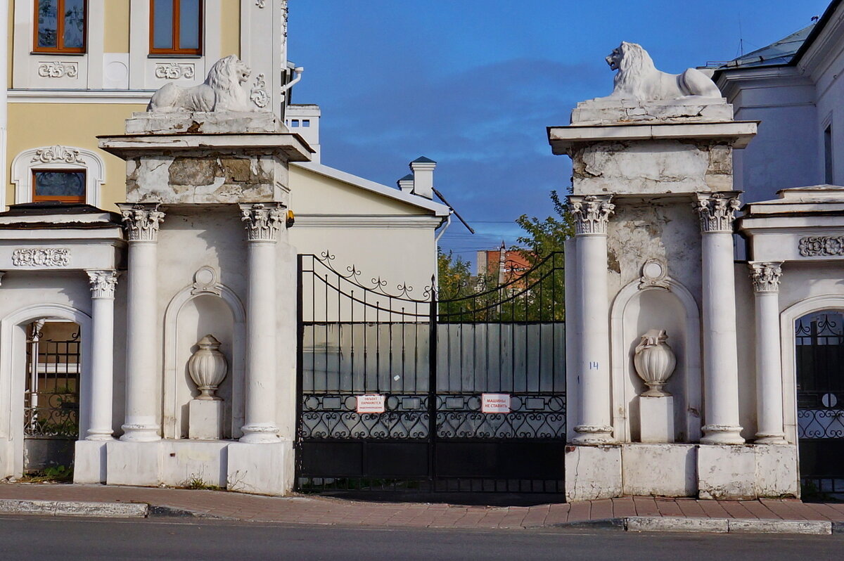 Вход в бывшую усадьбу Сорокина