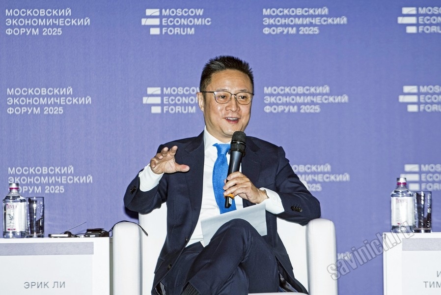 МЭФ-2025: III Пленарная дискуссия «Меняющийся мир. Стратегия России». Эрик Ли, основатель и председатель медиа-портала Guancha, Китай. Фото Галины Савинич