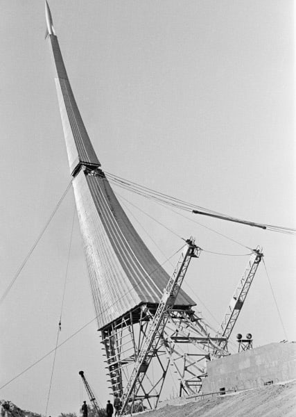 Строительство "Монумента покорителям космоса". 1964 г. 

Источник: https://sun9-70.userapi.com/impg/affPc1o0NApIFXKOiTIYZJyge4pzgXyJZuP9NQ/QKLzrMpWbFM.jpg?size=427x600&quality=96&sign=2e90dffb78db0e375460c9c3f216e78e&type=album