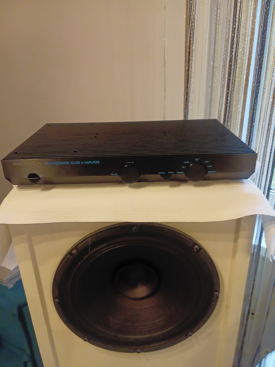 Плюсы:

Класс А, стильный техничный дизайн(но, на любителя), мягкий, обволакивающий звук. Очень стильный и компактный пульт ДУ-целиком фрезерованный из алюминия(это вам не стандартная пластиковая лентяйка с россыпью кнопок).

Минусы:

Греется. Это его нормальное состояние. Еще минус-нет выключения питания на ПДУ, на нем только регулировка громкости и режим Mute.

Отзыв:

Усилителем доволен. Мощности хватает, класс А-это вещь, несмотря на небольшую мощность. Работал с авторской акустикой на 100ГДШ33 (широкополосники), сейчас - с HECO Celan Revolution 3. Шнуры питания с "мощными" коннекторами подходят(у данной модели есть "козырек" верхней панели над задней стенкой, где разъемы, были сомнения, что коннекторы позволят подключить). Собрал вместе 4 компьютерных вентилятора с для охлаждения(видно на фото), теперь температура верхней панели не выше 35-40 градусов. Отзыв пишу после 2-х месяцев эксплуатации.