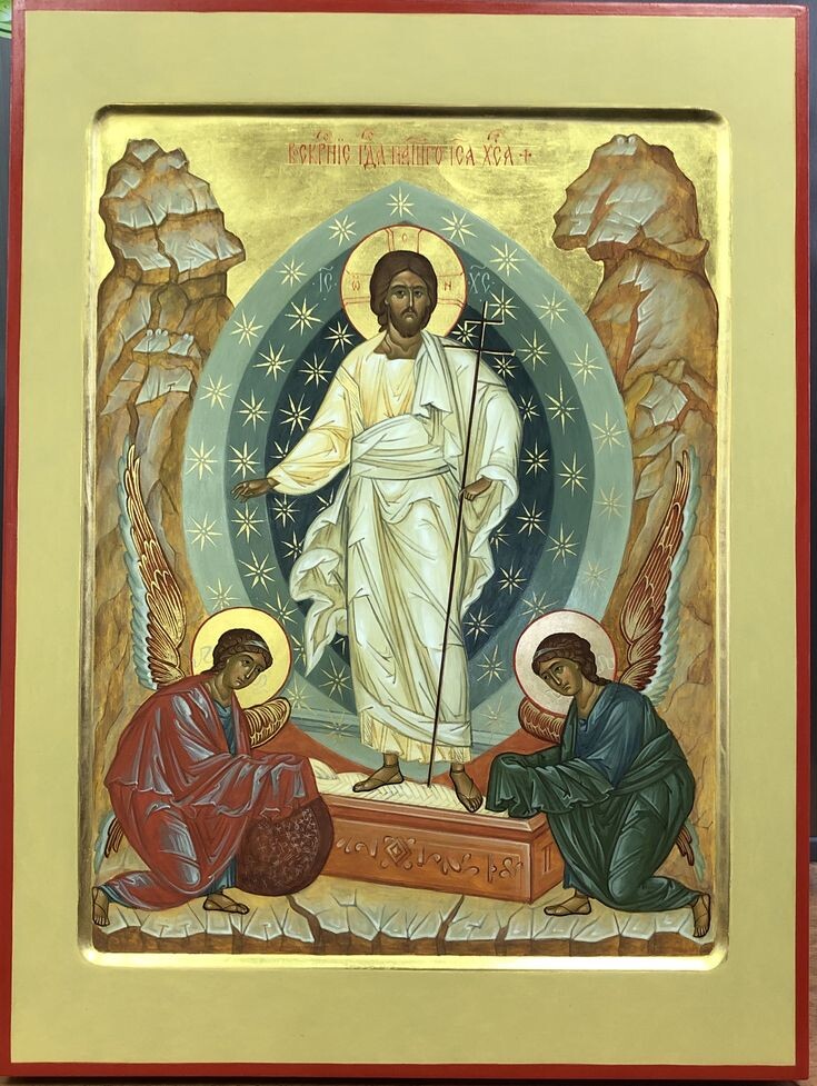 Воскресение Христово. Современная икона. В данном изводе традиционно показывается воскресший Спаситель, выходящий из погребальной пещеры либо стоящий рядом с открытым саркофагом / попирающий саркофаг. По сторонам от Христа часто изображаются ангелы или павшие в страхе ниц воины, которые охраняли гроб и стали свидетелями чуда Воскресения. Эта иконография характерна для западных христиан, на Руси такие образы получили распространение только в 17–19 веках © фото с ru.pinterest.com.