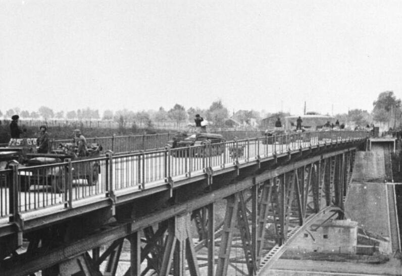 Техника дивизии пересекает мост через канал Альберта, 11 мая 1940 года