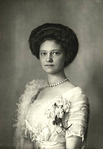 Портрет Циты Бурбон-Пармской в молодости
Официальный портрет, отражающий её статус и элегантность.