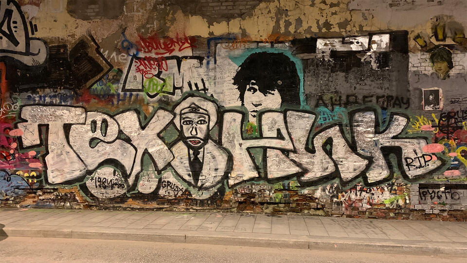     На стену Цоя на Арбате нанесли граффити о Паше Технике РЕН ТВ