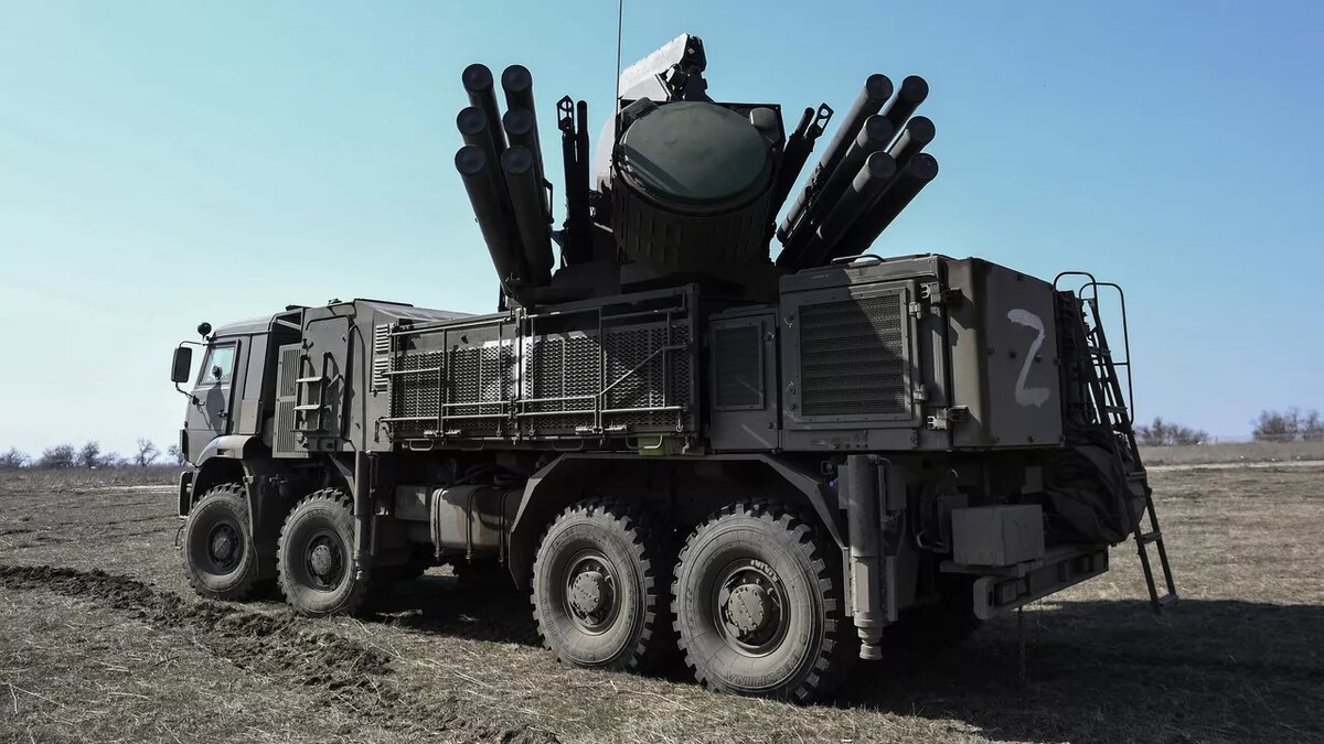 Зенитный ракетно-пушечный комплекс (ЗРПК) "Панцирь-С1" – это современная система ПВО, разработанная в России для защиты от воздушных угроз.
"Панцирь-С1" сочетает в себе ракетное и артиллерийское вооружение, что позволяет эффективно бороться с различными целями, включая БПЛА и крылатые ракеты.
Комплекс оснащен двумя 30-мм автоматическими пушками и 12 зенитными ракетами, что обеспечивает высокую плотность огня.
"Панцирь-С1" способен обнаруживать цели на расстоянии до 30 км и поражать их на дистанции до 20 км.
Благодаря радиолокационной станции с фазированной антенной решеткой (ФАР) комплекс может одновременно сопровождать несколько целей.
Мобильность – ключевое преимущество "Панциря-С1", так как он размещается на гусеничном или колесном шасси.
Комплекс активно экспортируется и стоит на вооружении ряда стран, включая Алжир, Сирию и Ирак.
"Панцирь-С1" успешно применялся в реальных боевых условиях, например, в Сирии для защиты авиабазы Хмеймим.
Автоматизированная система управления огнем позволяет комплексу работать в автономном режиме, без оператора.
Разработчик "Панциря-С1" – концерн "Высокоточные комплексы", входящий в состав госкорпорации "Ростех".