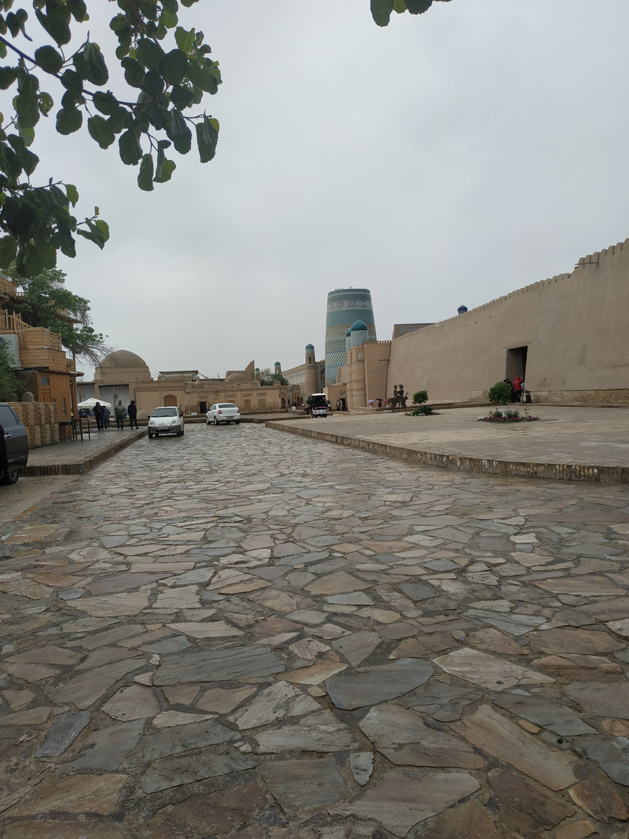 туристов на улочках много,  у ворот такси в 4 раза дороже, таксисты  не торгуются. 