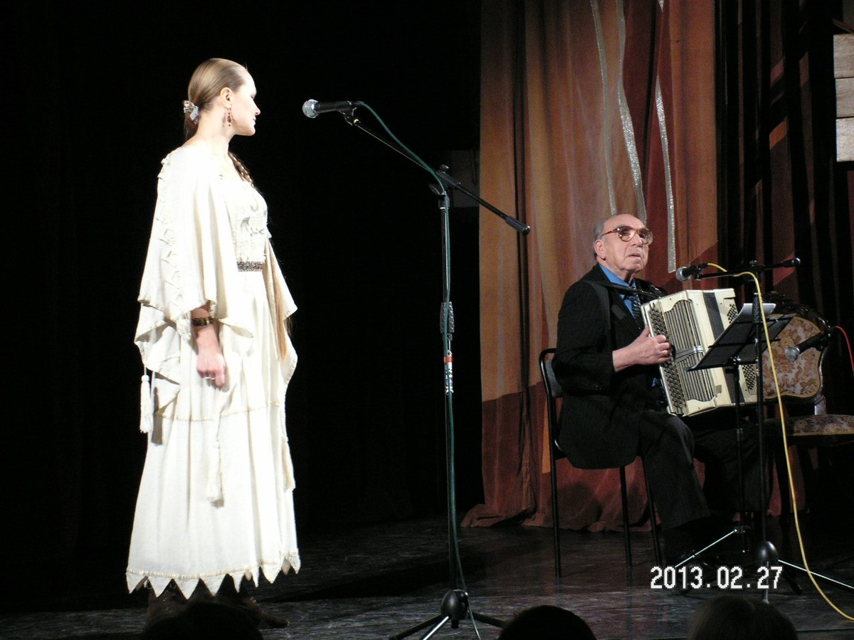 Виктор Иванович со своим знаменитым тульским белым баяном. 