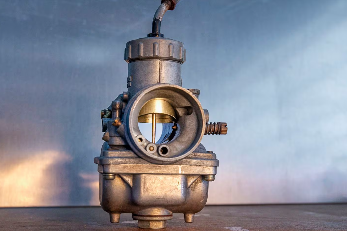 Когда воздух движется через карбюратор, топливо втягивается в воздушный поток.