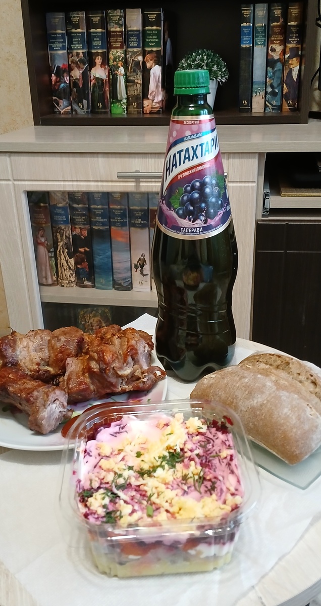 Устроила себе праздник живота.))) Селедка под шубой, шашлык (съела не весь, конечно). И мой любимый грузинский лимонад.