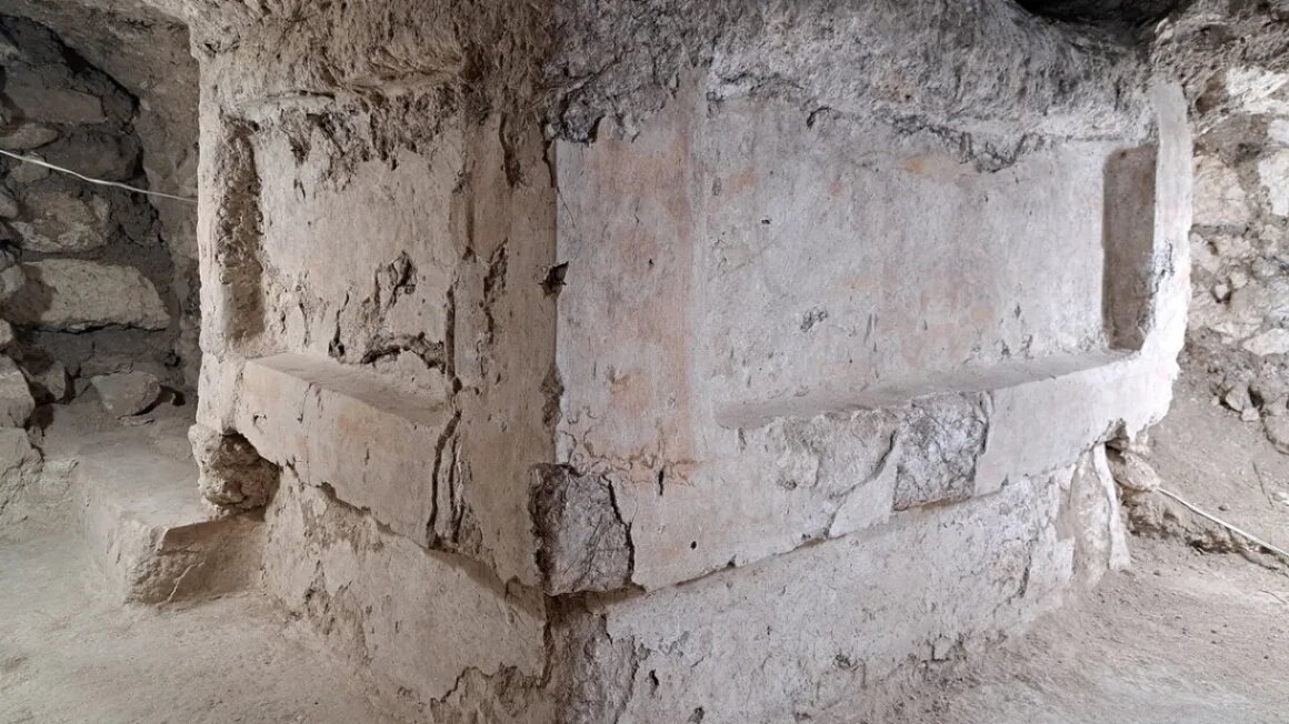 На алтаре до сих пор сохранились следы краски, которой он был украшен.