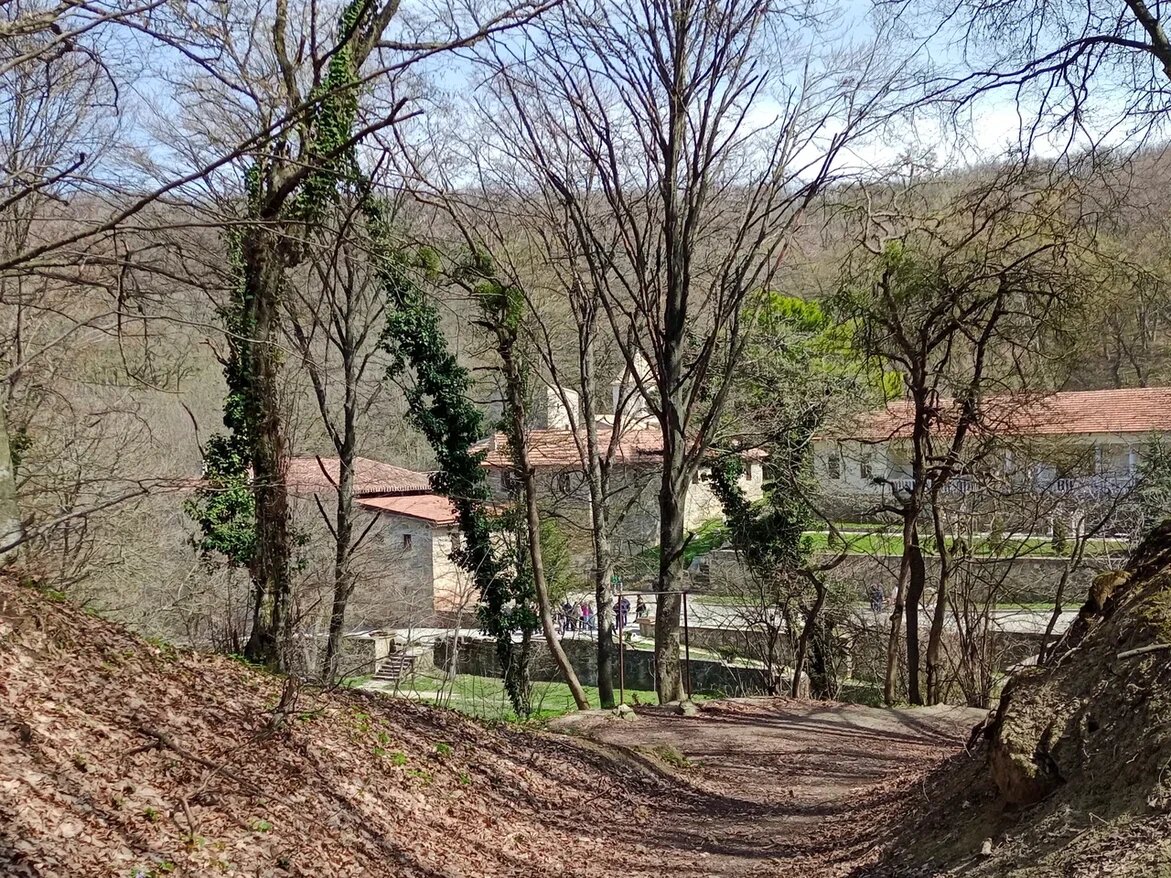 Вид на  монастырь  со стороны не самой популярной тропы