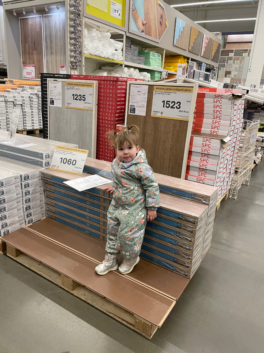 Маша тестирует ламинат 