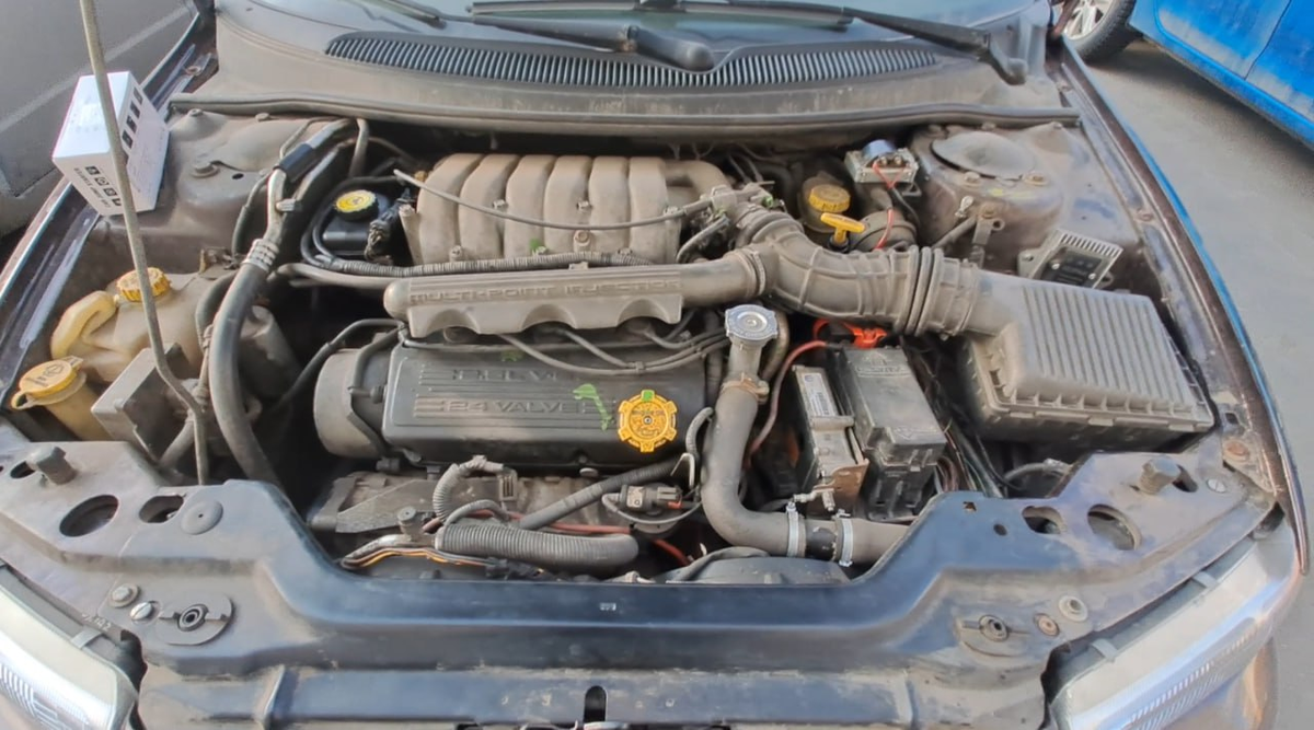 Подкапотное пространство Chrysler Cirrus