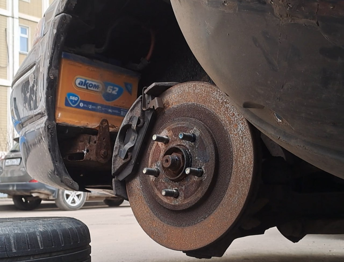 Аккумулятор Chrysler Cirrus находится под передним левым крылом