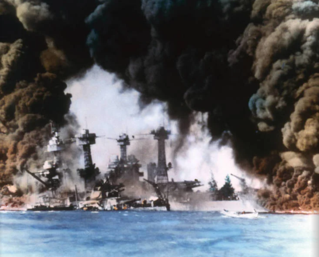 Густой дым валит из труб поврежденных американских военных кораблей (слева направо: USS «Западная Вирджиния» и USS «Теннесси») в ряду линкоров.
ВМС США/Временный архив/Getty Images