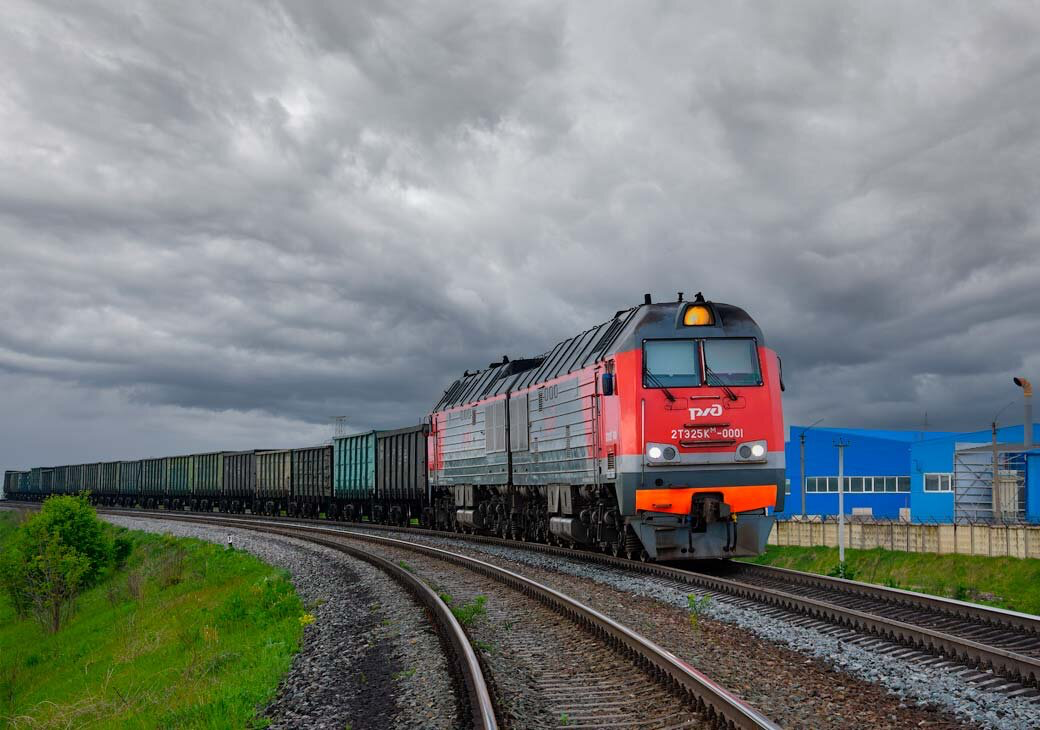 Тепловоз 2тэ25км №0001, с грузовым поездом 