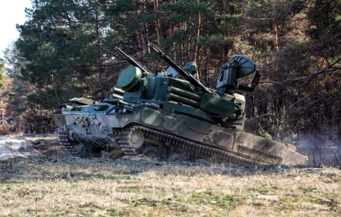 расчёт ЗРПК 2К22М1 «Тунгуска-М1» ведёт огонь из 30-мм автоматических пушек 2А38 по воздушной цели в зоне проведения СВО, источник – Телеграм-канал Военный Осведомитель