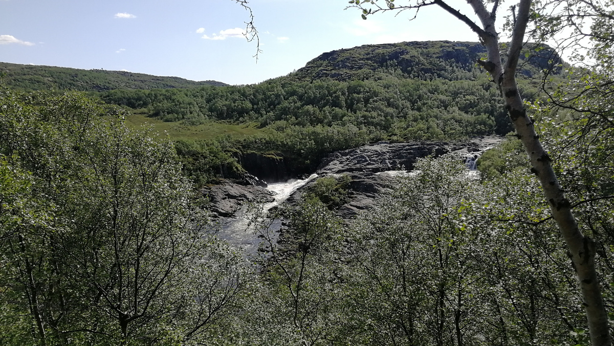 Вид с места куда свободно можно добраться на авто.