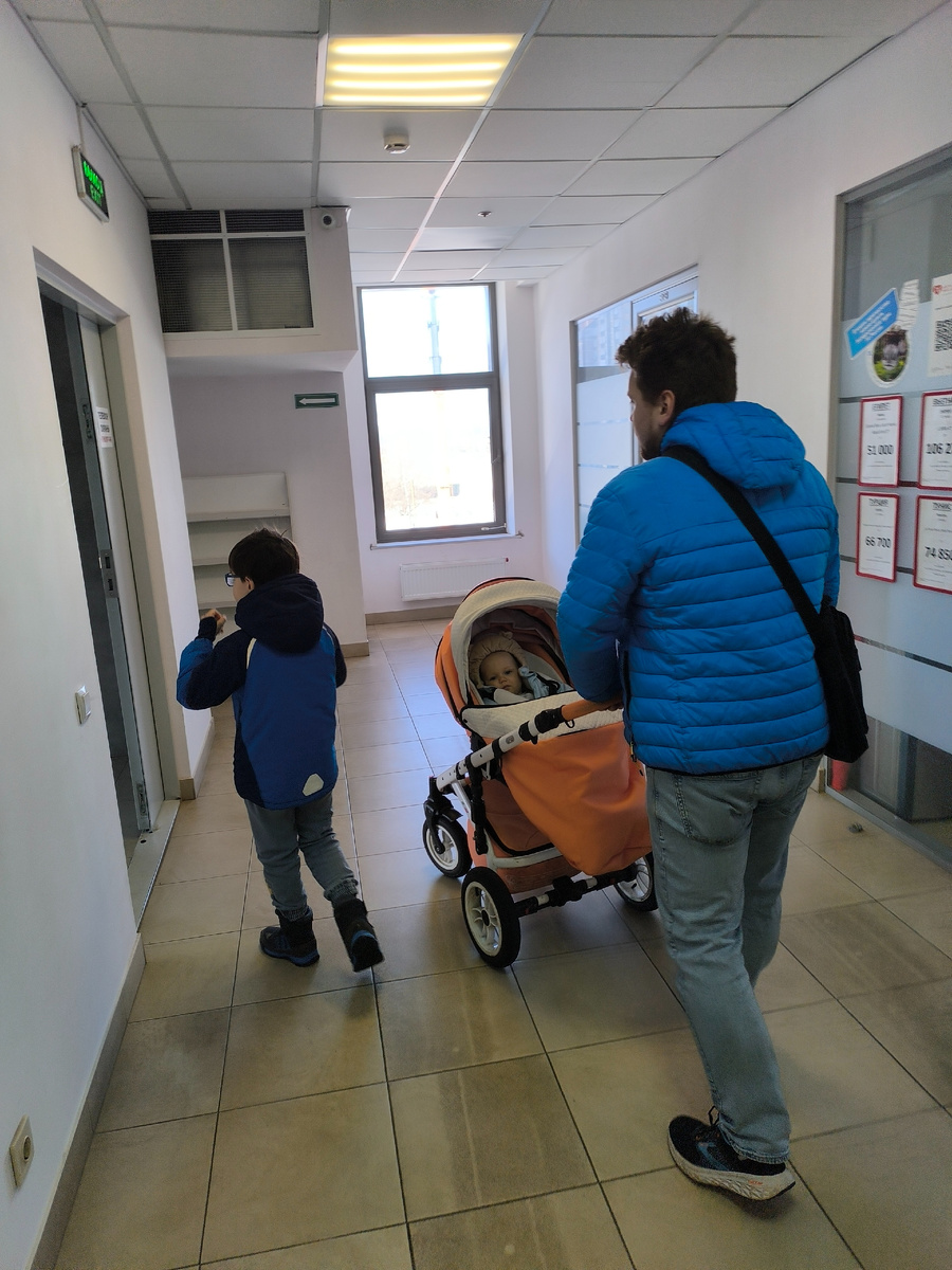 Миша составлял нам компанию, а Костя предпочел остаться дома.