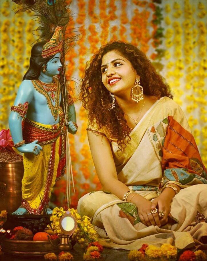 Девушка отмечает Вишу