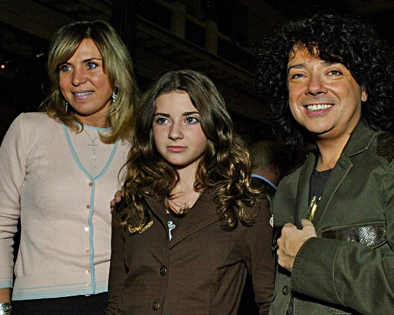 Галина Юдашкина в юности с родителями