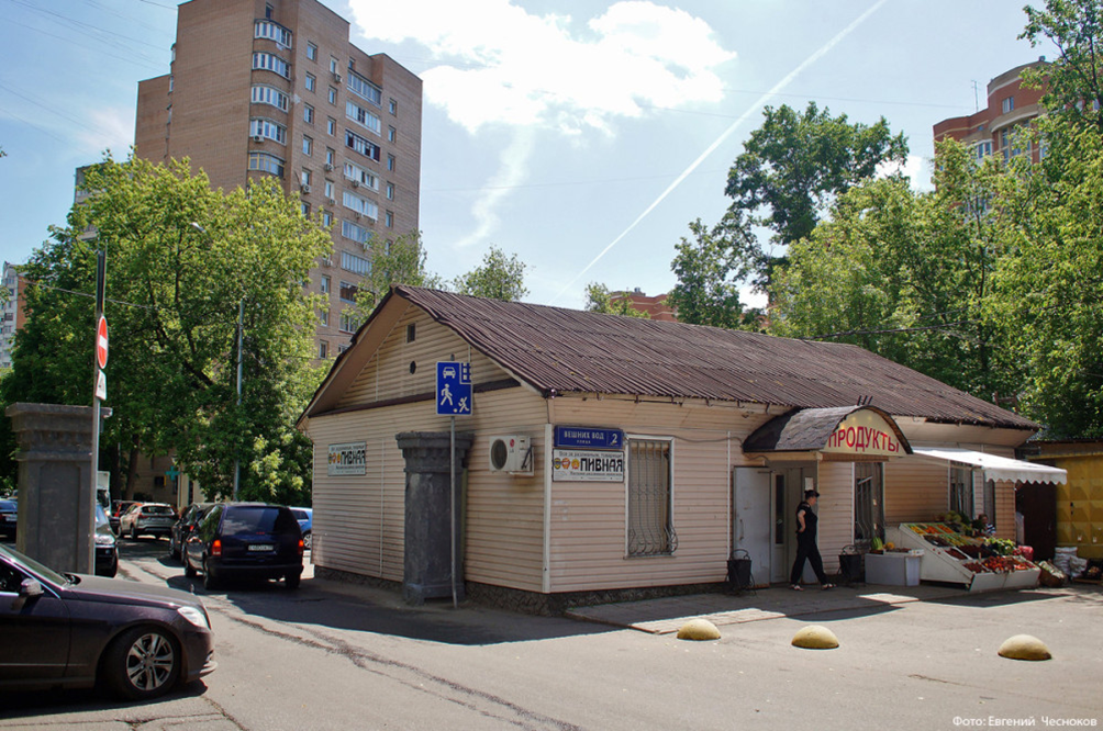 Улица Вешних Вод, 2с3 - бывший КПП в военный городок (1962), магазин