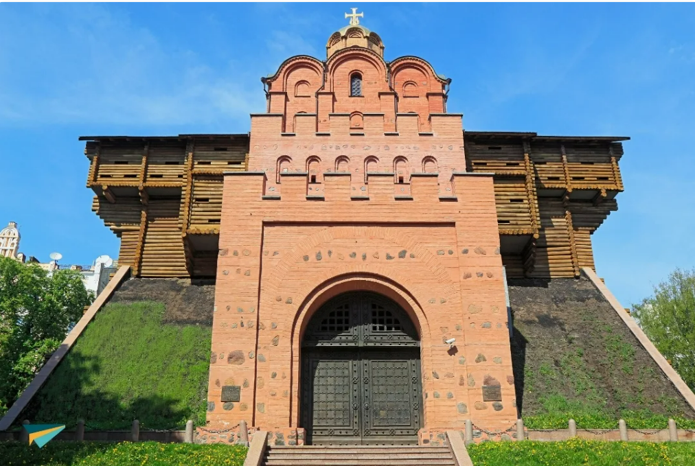 Золотые ворота в Киеве — памятник оборонного зодчества Киевской Руси времён княжения Ярослава Мудрого. Исторически служили главным въездом в киевский Верхний город с южной стороны.