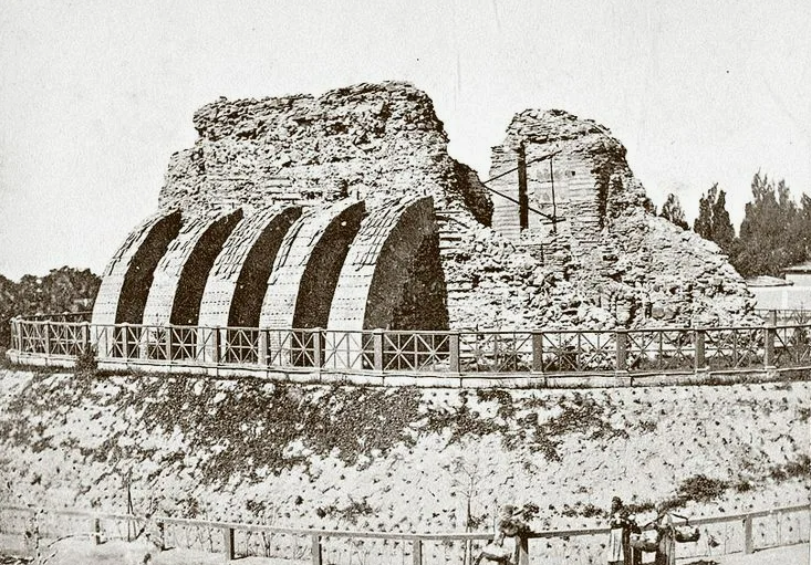 Остатки первых Золотых ворот до реконструкции - конец 19 в