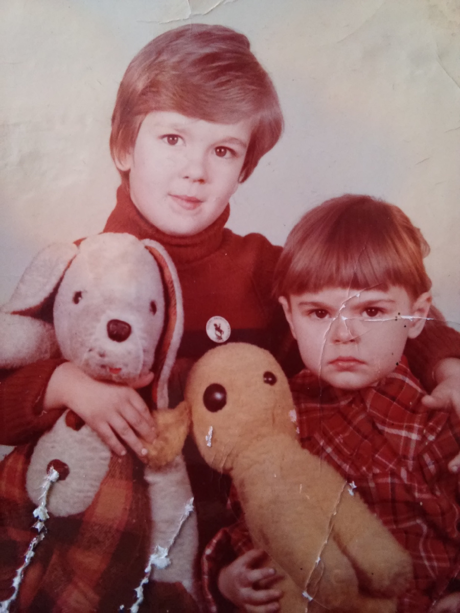 Я с сестрой. Сложно сказать какой год, не ранее 84, не позднее 87