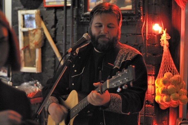    Отец Максим играет на многих инструментах, а собственные песни исполняет под гитару. Фото:  АиФ